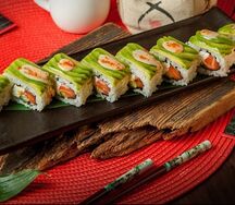 Зеленый дракон с лососем спайси