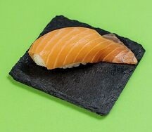 Суши с лососем