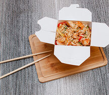 Вок с овощами и пшеничной лапшой в остро-сладком соусе