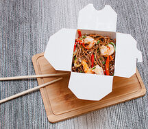 Вок с креветками и гречневой лапшой в кисло-сладком соусе