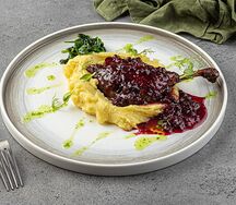 Утиная ножка конфи с брусничным соусом