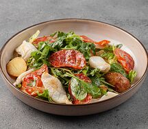 Испанский салат с чоризо и кальмаром