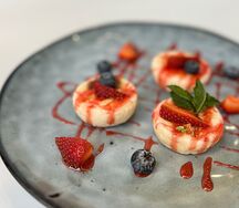 Сырники с топпингом и ягодами