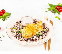 Куриная грудка гриль с черным рисом и сливочно-горчичным соусом