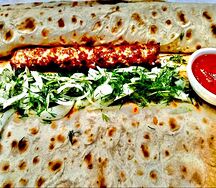 Бурум с люля-кебабом из куриного фарша в лаваше