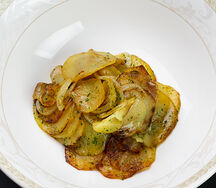 Жареный картофель с луком