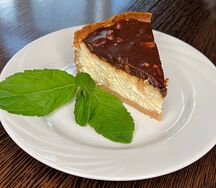 Чизкейк сникерс