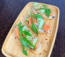 Брускетта с лососем