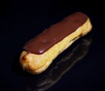 Эклер с заварным кремом