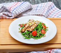 Салат с рукколой и курицей