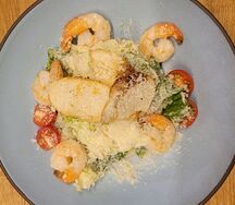 Салат цезарь с креветками