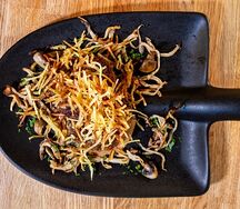 Котлеты из оленины с соусом жу и картофелем пай