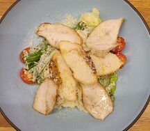 Салат цезарь с курицей