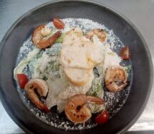Салат Цезарь с креветками 
