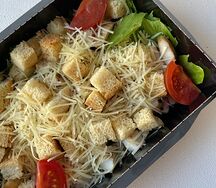Салат Цезарь с курицей