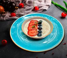 Каша овсяная со свежими ягодами