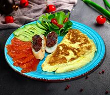 Омлет с семгой и авокадо 