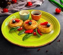 Сырники с ягодным джемом и сметаной