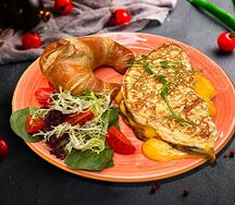 Омлет с круассаном, беконом и сыром