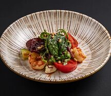 Теплый салат с креветками