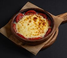 Сыр сулугуни, запеченный с томатами