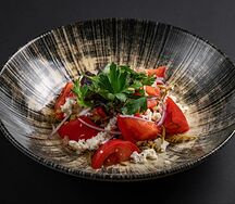 Салат из томатов и сыра чанах