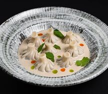 Мини-хинкали с бараниной в перечном соусе