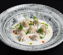 Мини-хинкали с говядиной в соусе блю чиз