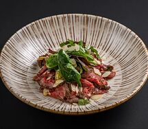 Теплый салат с ростбифом и соусом блю-чиз