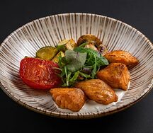 Семга с овощами и соусом блю чиз