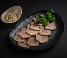 Отварной говяжий язык с хреном
