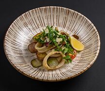 Теплый салат с кальмаром