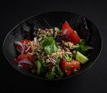 Овощной салат по-грузински с грецкими орехами