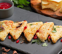 Жареный сулугуни с ягодным соусом