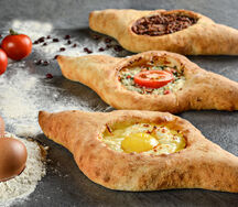 Хачапури по-аджарски с помидорами