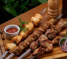 Ассорти шашлыков на мангале