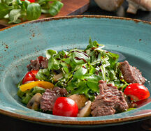 Салат с ростбифом под пикантным соусом