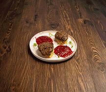 Телячьи медальоны c пюре и чатни