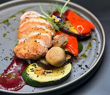 Куриная грудка с печеными овощами и ягодным соусом