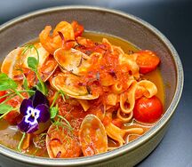 Паста с морепродуктами в томатном соусе