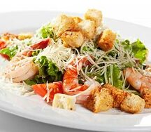 Салат Цезарь с креветками
