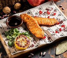 Стейк из лосося с зеленым сацебели