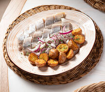 Сельдь с печеным картофелем