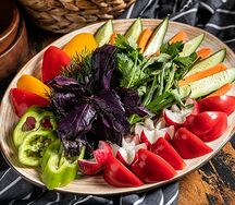 Ассорти из сезонных овощей и зелени