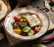 Салат из помидоров и огурцов с сыром фета