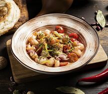 Тёплый салат из креветок и помидор черри