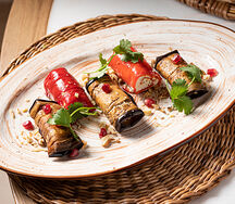 Рулетики из баклажанов и перцев