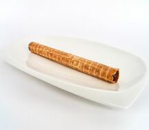 Вафельная трубочка с вареной сгущенкой