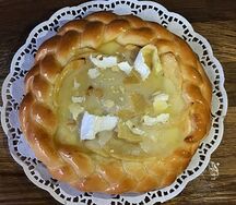 Пирог с сочными фруктами: яблоком, грушей и камамбером