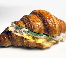 Круассан с тунцом, сливочным сыром, сельдереем и скрэмблом